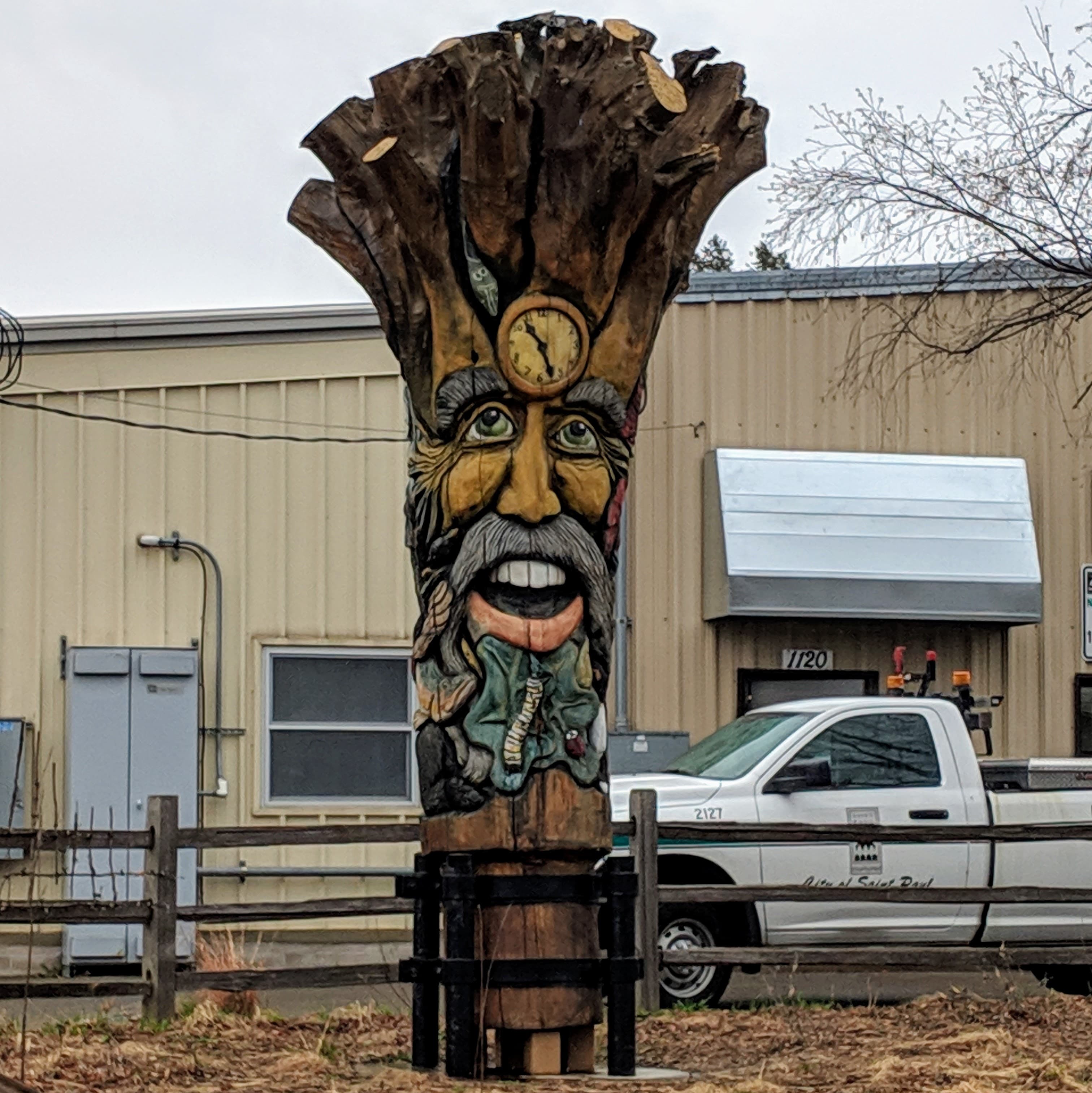 Storyteller tree carving