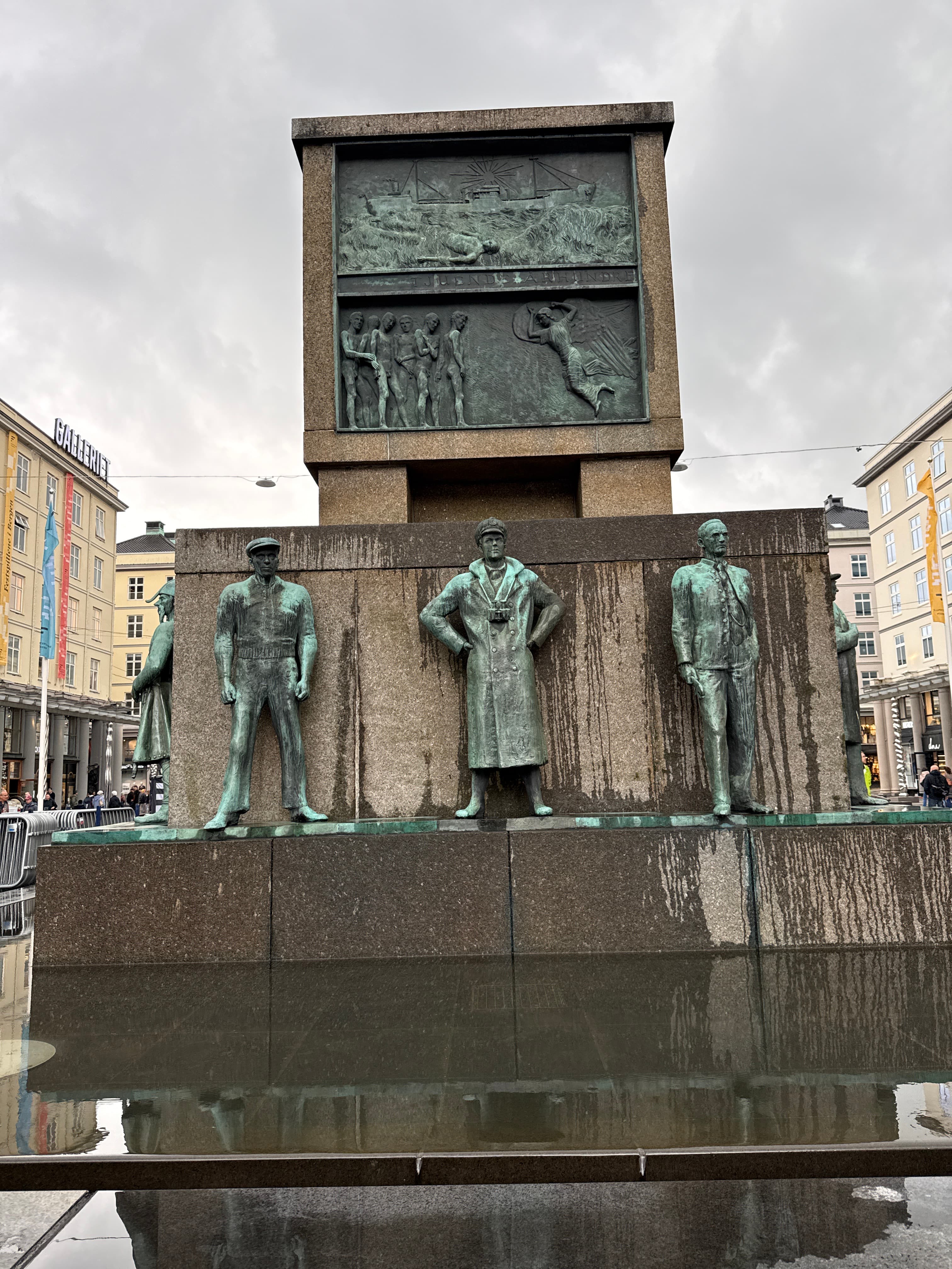 Sjøtunsvegen monument