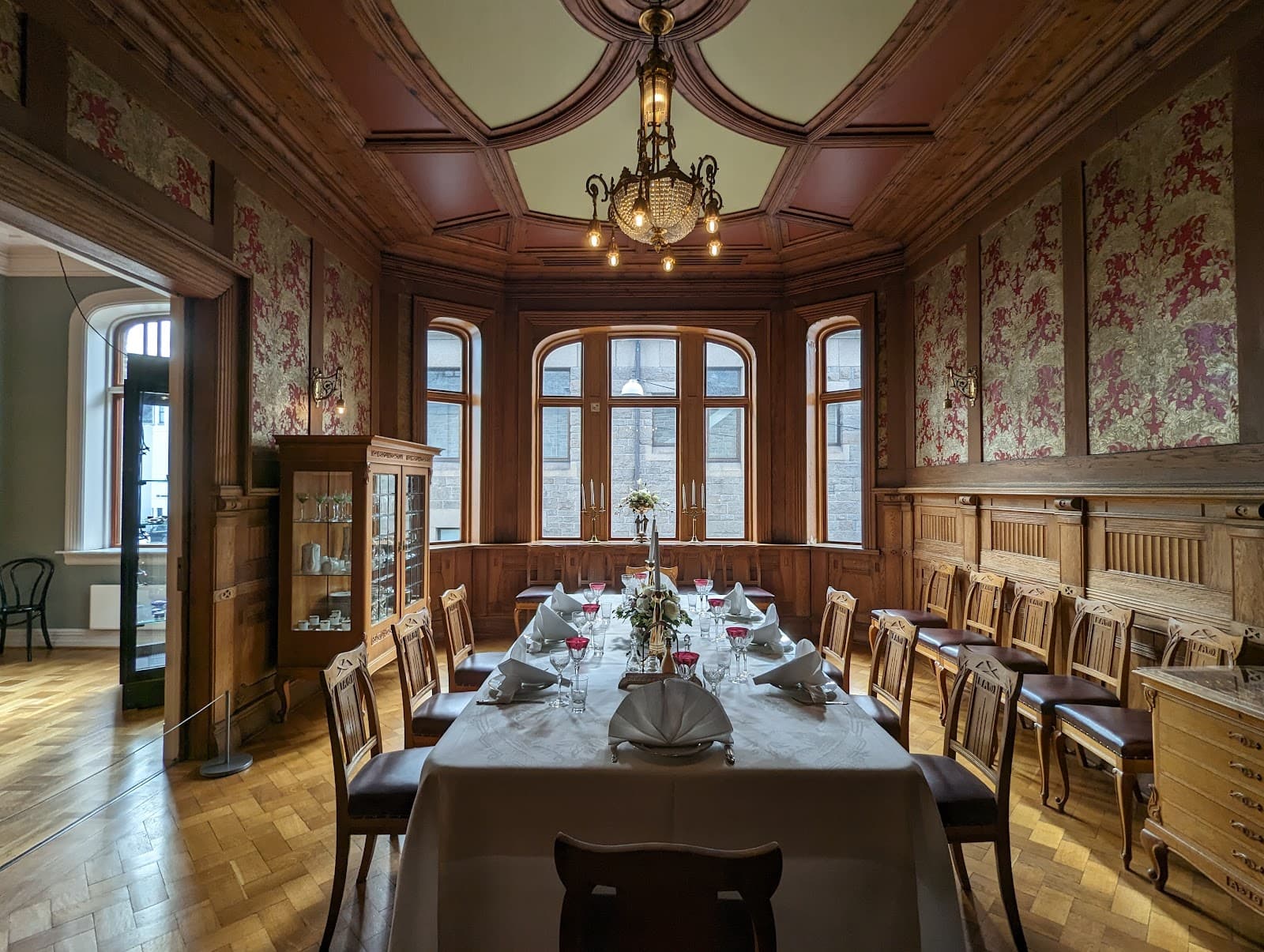 The Art Nouveau Centre & The Art Museum Kube